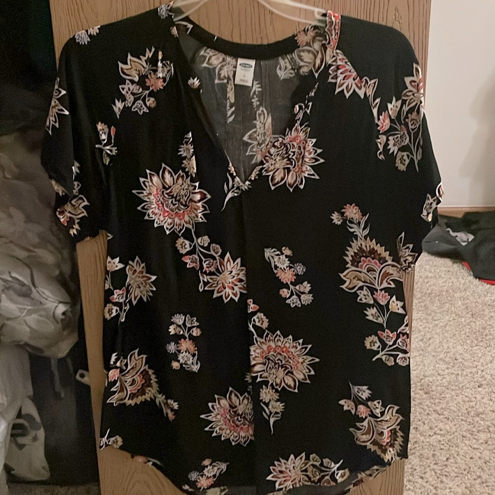 Old navy black short sleeve top with V